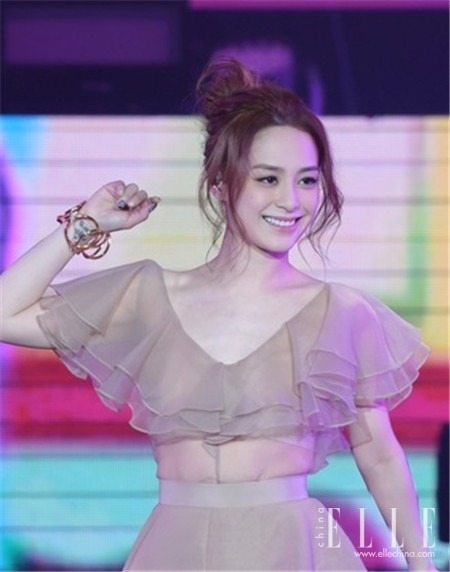 发量少慵懒丸子头减龄又时髦,时尚显高发型丸子头