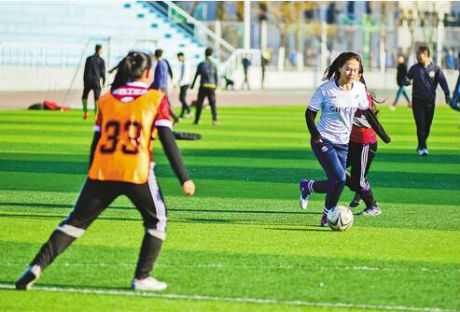 绿茵场上的校园,校园操场上的青春