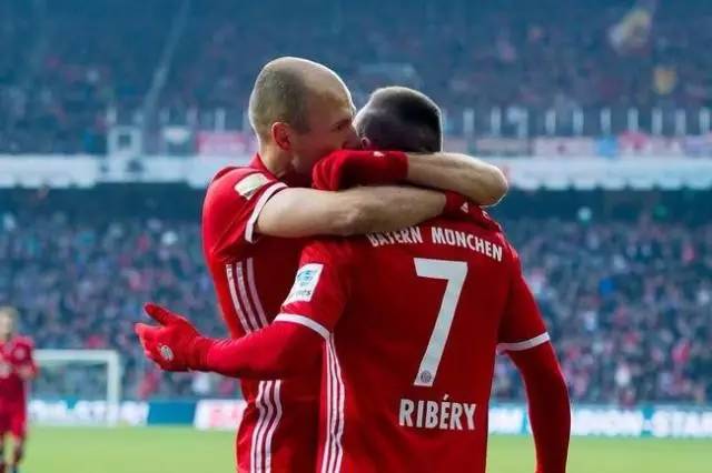 你的酒窝里没酒我却醉得一塌糊涂,你的酒窝没有酒却醉得我一塌糊涂