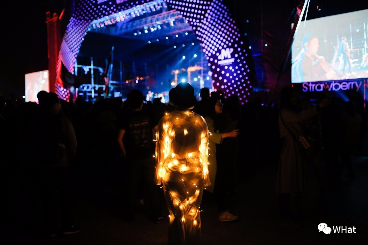 舔一口芝士草莓,舔一口草莓味奶油