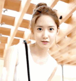 发量少慵懒丸子头减龄又时髦,时尚显高发型丸子头