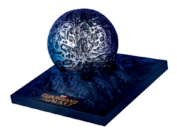 12岁抱着玩偶睡觉,抱着自己的手办