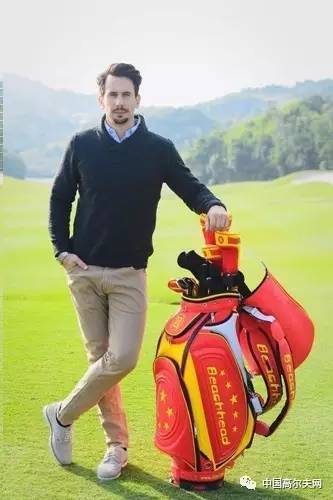 高尔夫球包有轮子的怎么收回去,高尔夫球包可以加轮子吗