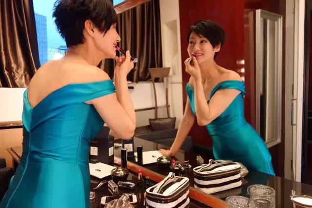 金像奖｜她们没有摘得影后，却靠唇色突围了黑裙阵营！