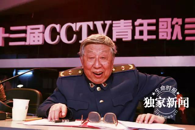 阎老走了，也许你熟悉舞台上的他，却未必了解生活中另一个他