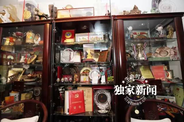 阎老走了，也许你熟悉舞台上的他，却未必了解生活中另一个他