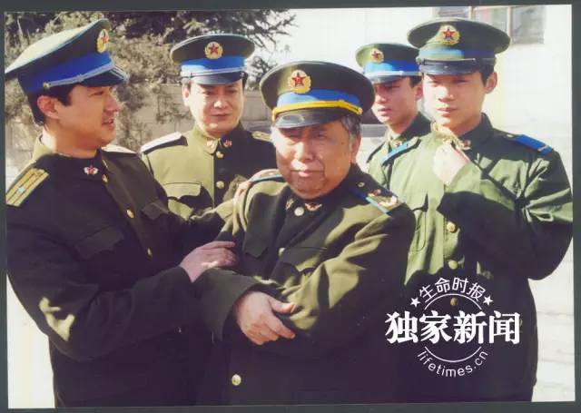 阎老走了，也许你熟悉舞台上的他，却未必了解生活中另一个他