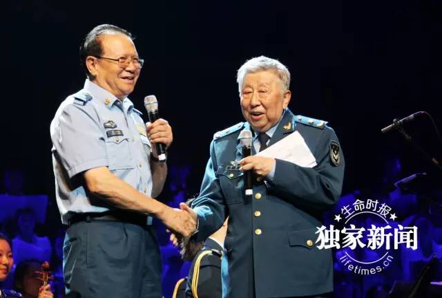 阎老走了，也许你熟悉舞台上的他，却未必了解生活中另一个他