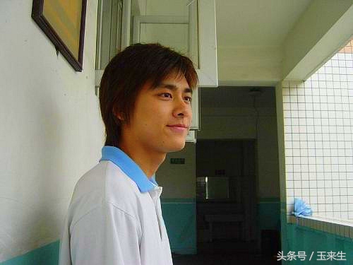 李易峰当年在学校是校草的照片,李易峰年轻时候照片