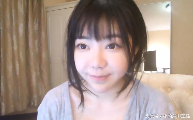 斗鱼两大土豪火拼送礼狂刷270个火箭女主播一天赚了24万