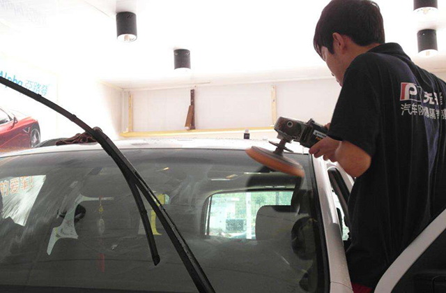 玻璃镀膜雨天必备,高大玻璃上贴膜的最佳方法