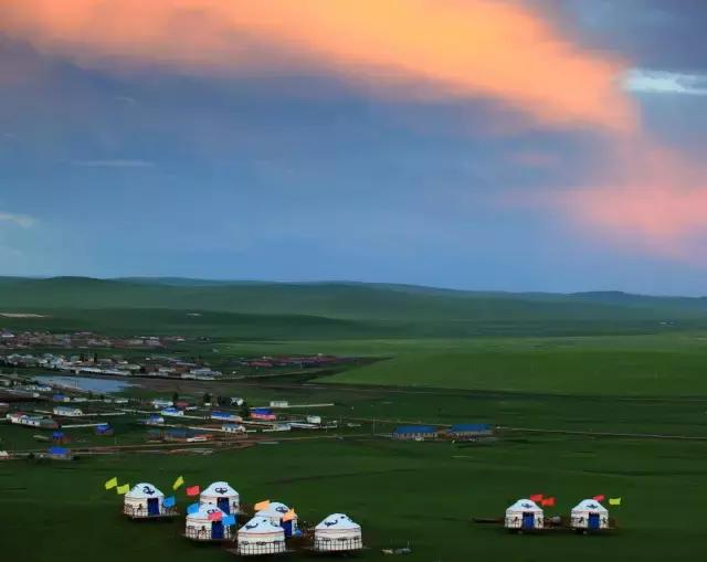 在草原骑马狂奔,在大草原策马驰骋