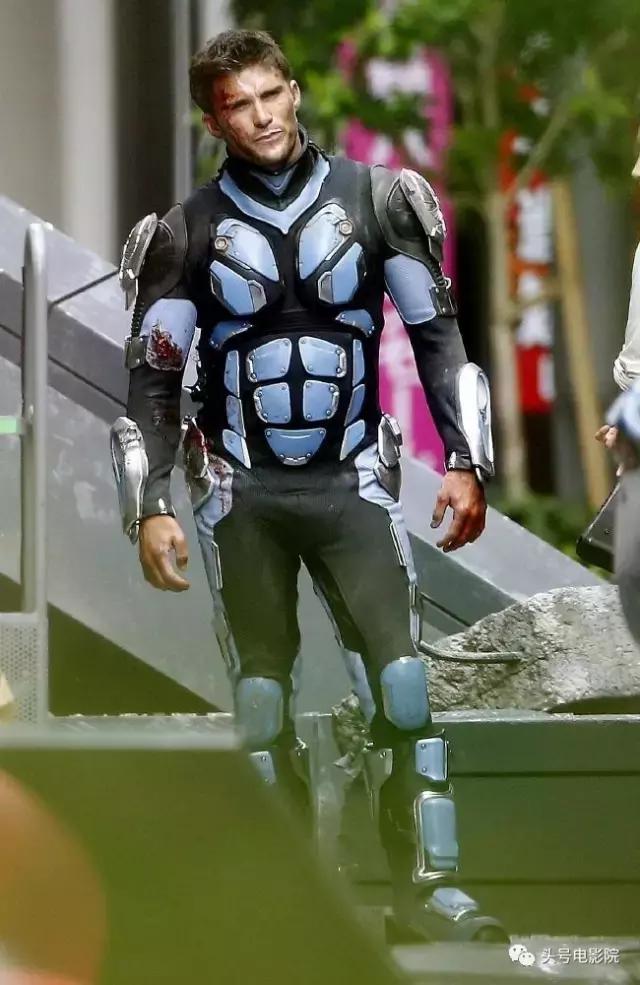 速度与激情8出现的儿子是谁演的,速度与激情8中红色老爷跑车