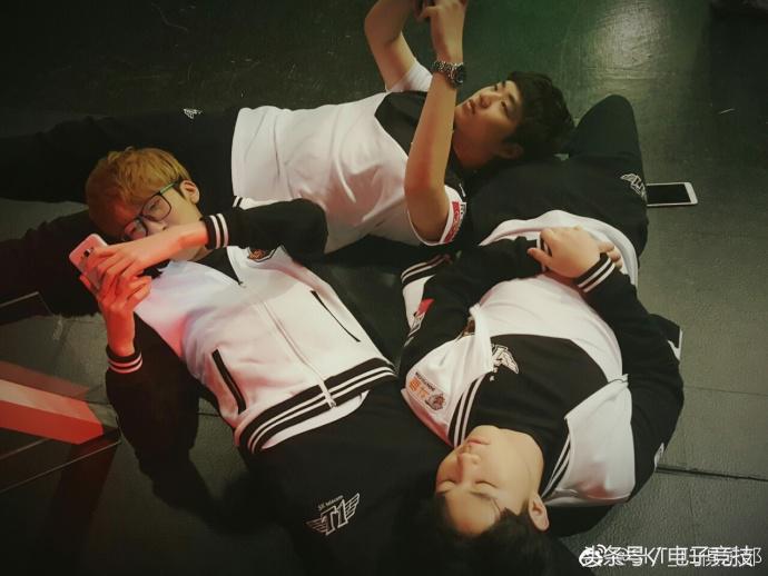 skt黑白色的队服,skt新队服效果