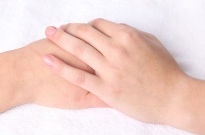 手脚脱皮是什么原因造成的，如何处理才好？