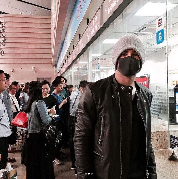 墙外：C罗摆拍秀肌肉，瓦尔加佩莱看《速8》！