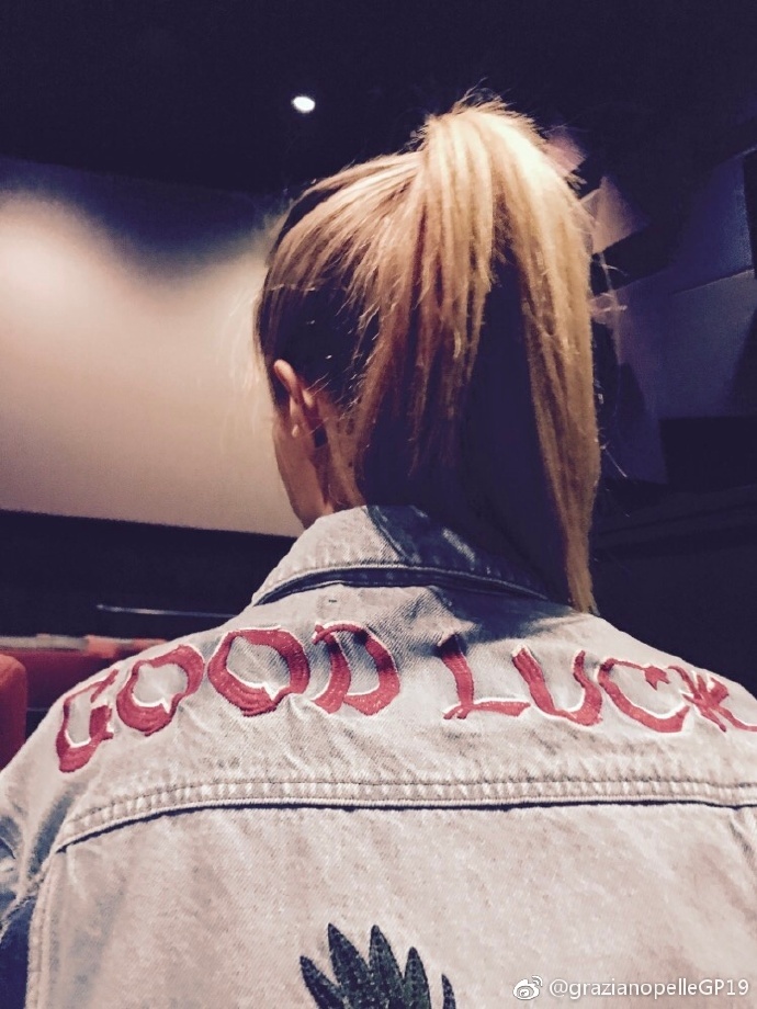 墙外：C罗摆拍秀肌肉，瓦尔加佩莱看《速8》！