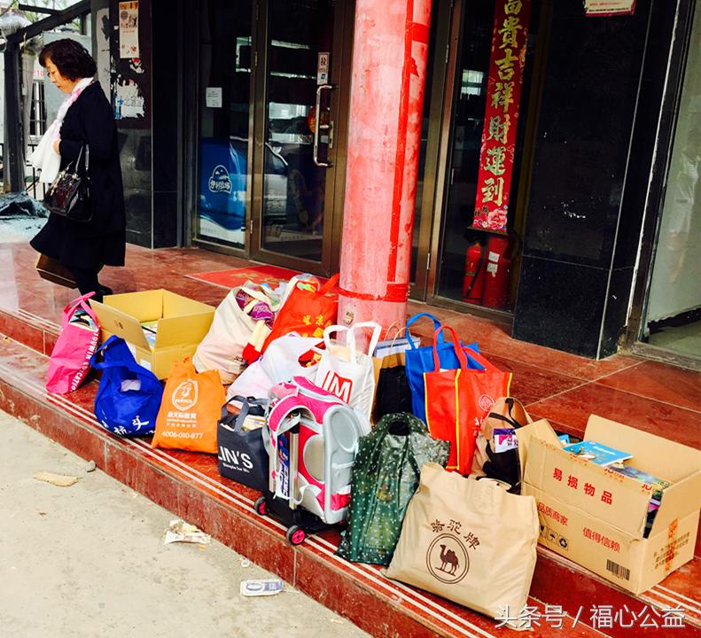 爱心志愿者慰问贫困儿童,志愿者走进养老院温暖关爱老年人