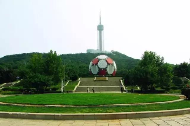 大连劳动公园的大足球有什么奥秘,劳动公园大足球在哪个门