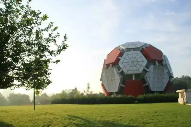 大连劳动公园的大足球有什么奥秘,劳动公园大足球在哪个门