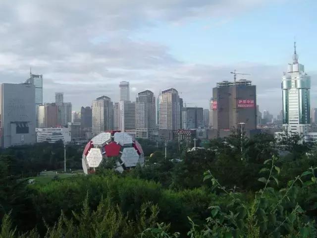 大连劳动公园的大足球有什么奥秘,劳动公园大足球在哪个门