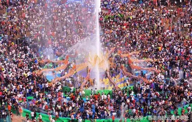德宏泼水节万人狂欢视频,西双版纳万人欢度泼水节