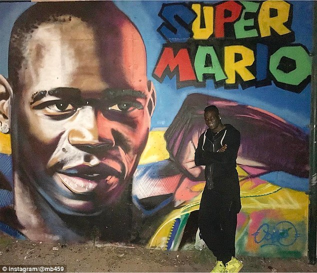 墙外：C罗摆拍秀肌肉，瓦尔加佩莱看《速8》！