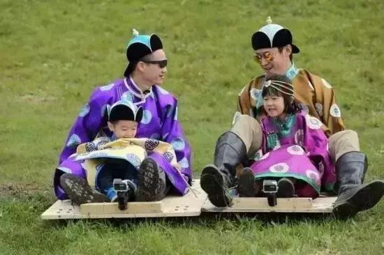 在草原骑马狂奔,在大草原策马驰骋