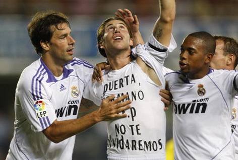 最深入人心的庆祝不是滑跪、不是摇篮舞、不是双手指天，而是这个