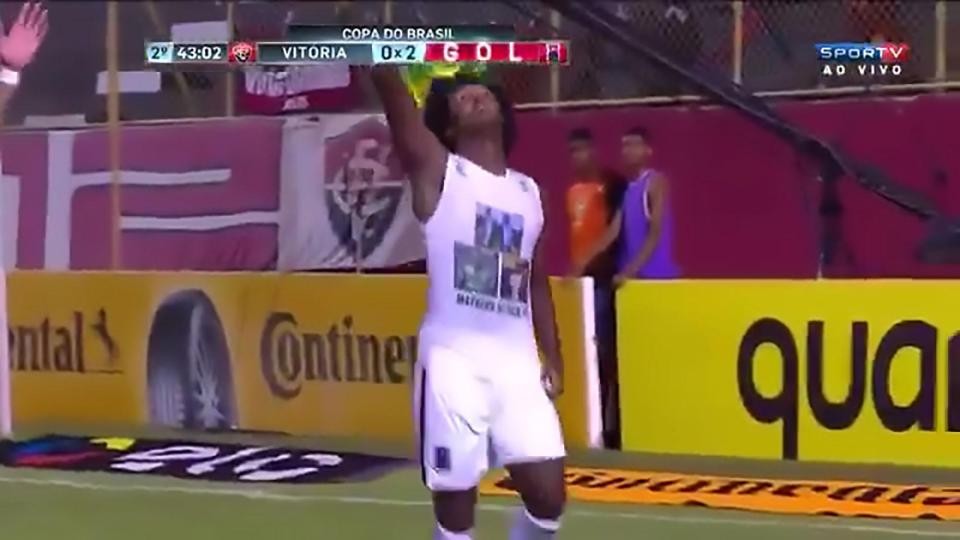 最深入人心的庆祝不是滑跪、不是摇篮舞、不是双手指天，而是这个