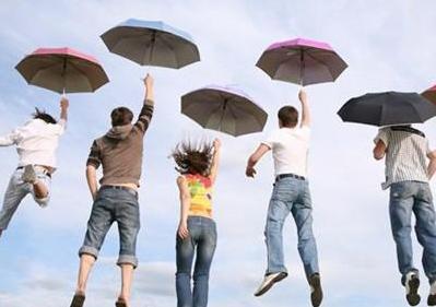 从不起眼小行当做起：三个女大学生创业的故事