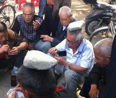 大爷打牌顶石头,大爷扛砖打牌原视频国外