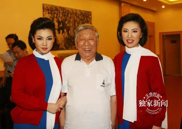 阎老走了，也许你熟悉舞台上的他，却未必了解生活中另一个他