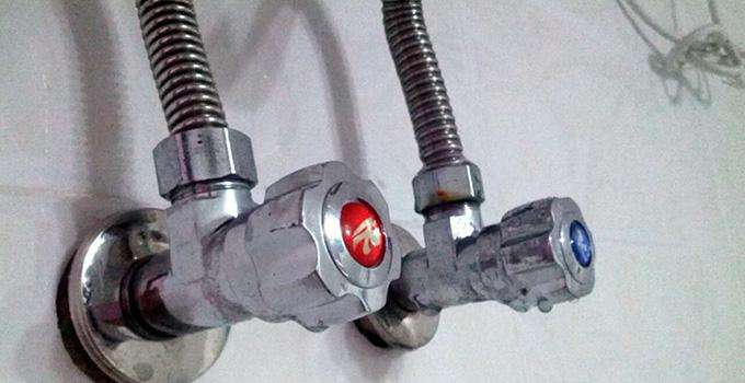 十年家装从业经验分享,家庭装修水管走顶上好还是地面好