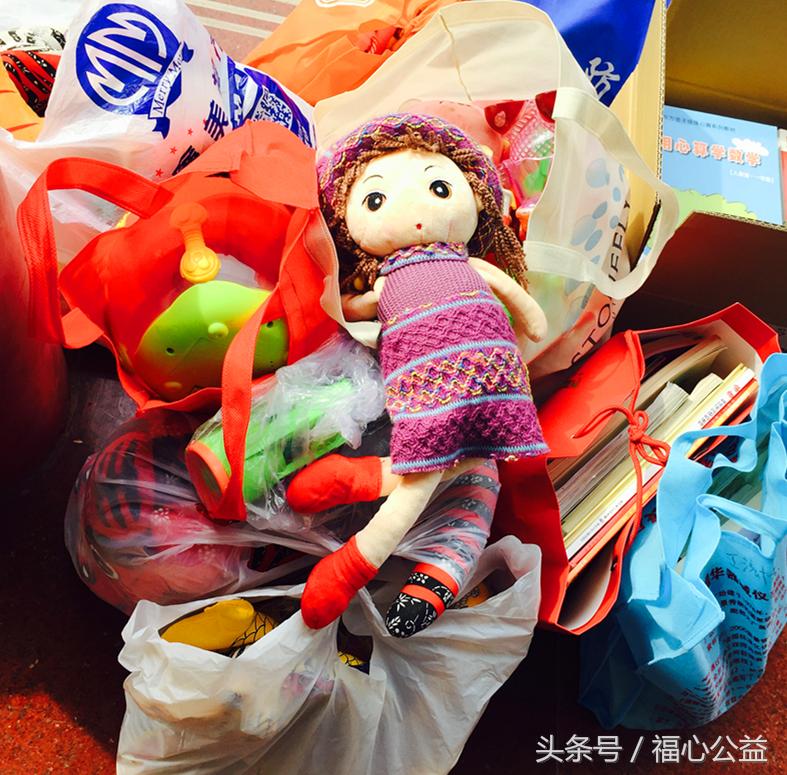 爱心志愿者慰问贫困儿童,志愿者走进养老院温暖关爱老年人