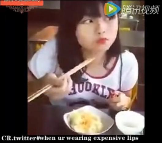 涂口红后吃饭正确的姿势,涂了口红喝水怎样才能不沾杯