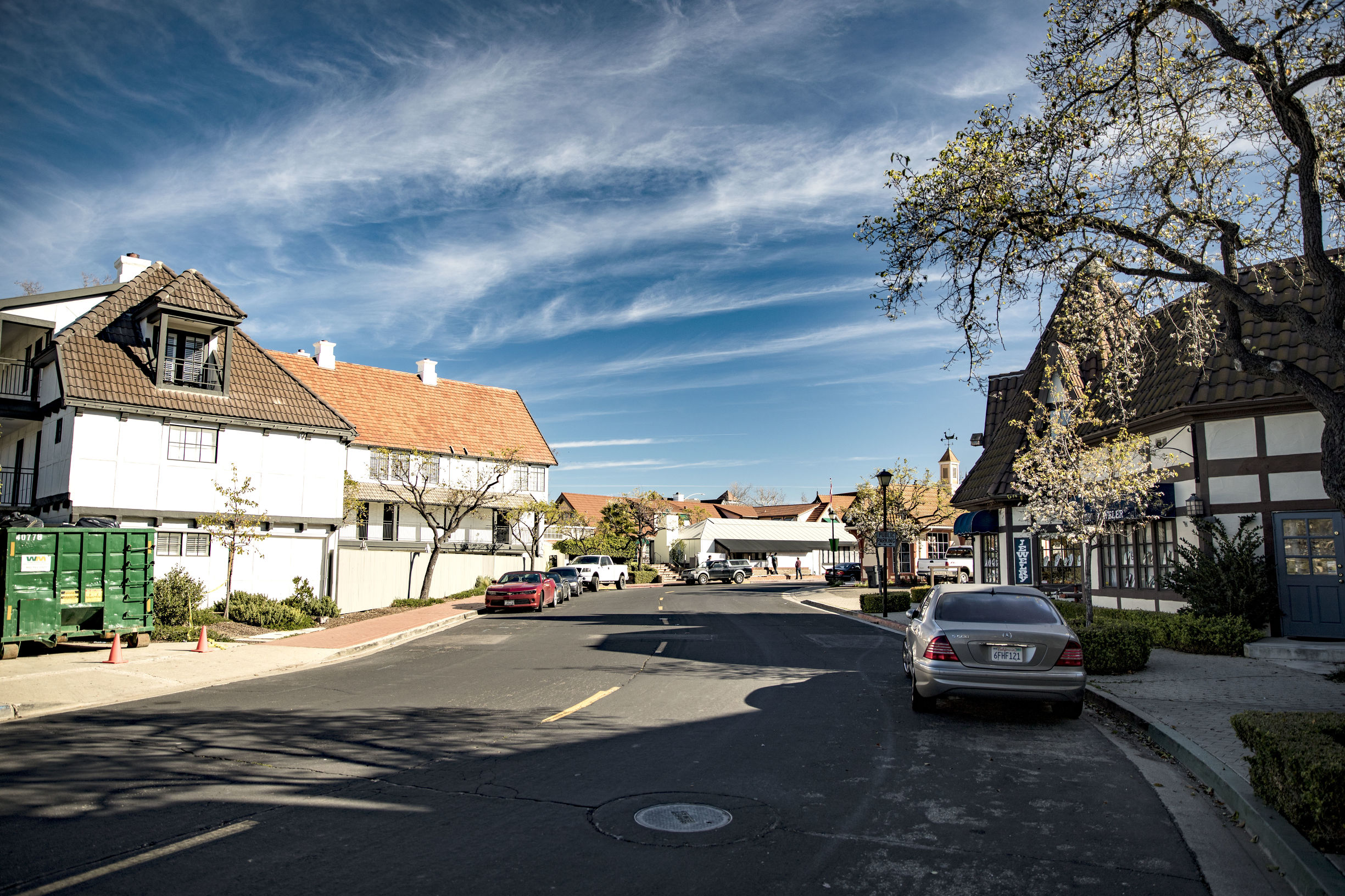 沐浴阳光下的田野,美国丹麦小镇索尔文