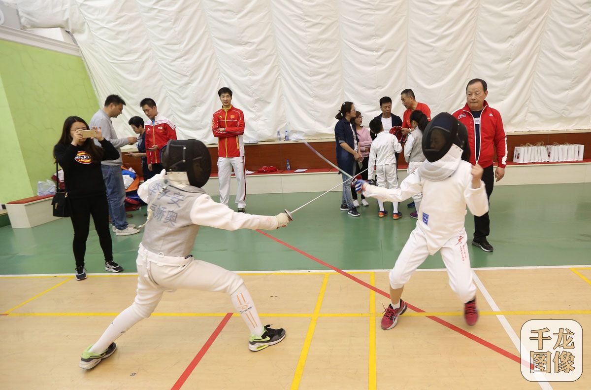 奥运冠军雷声走进世纪小学亲自指导学生练习击剑