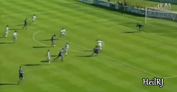 他有托蒂的忠诚、小贝的帅气、大罗的统治力，他是英雄的代名词！