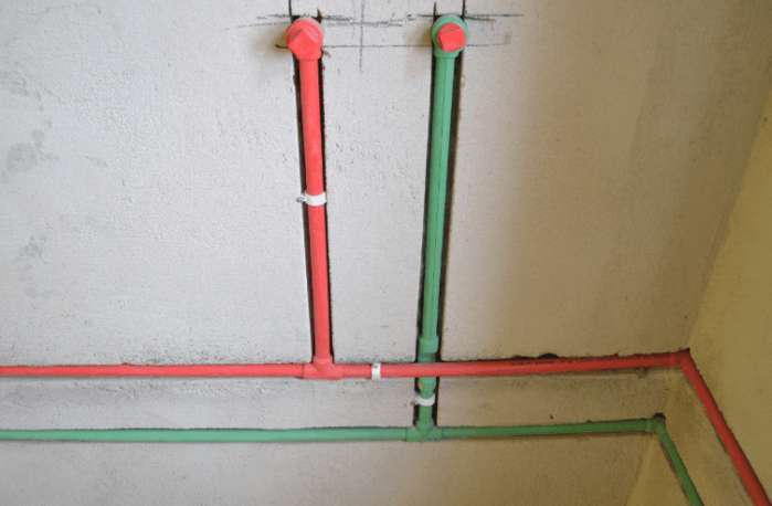 十年家装从业经验分享,家庭装修水管走顶上好还是地面好