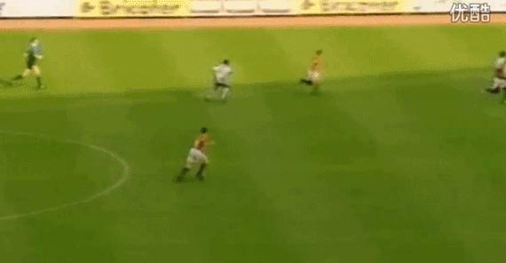 他有托蒂的忠诚、小贝的帅气、大罗的统治力，他是英雄的代名词！