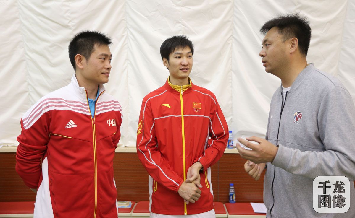 奥运冠军雷声走进世纪小学亲自指导学生练习击剑