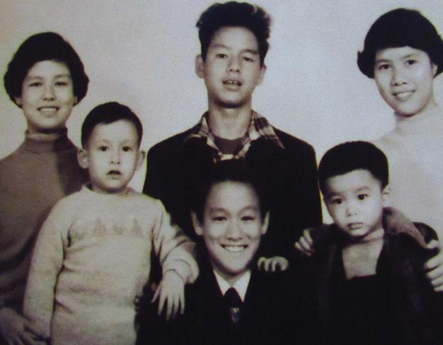 李小龙曾是“猩猩王”，女友众多，把弟踢到休克，其弟要全盘否定