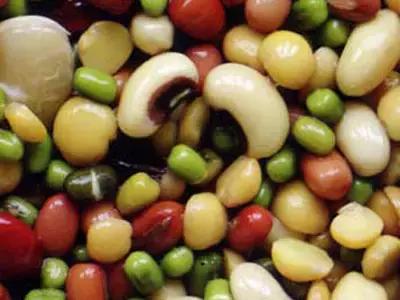 母乳喂养宝宝打屁特别臭,如何给宝宝喂母乳不胀气