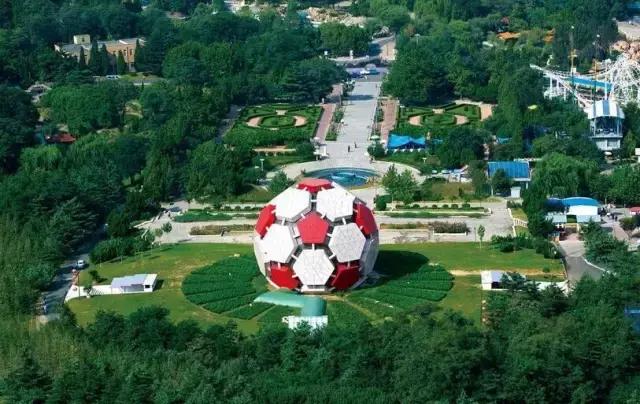 大连劳动公园的大足球有什么奥秘,劳动公园大足球在哪个门