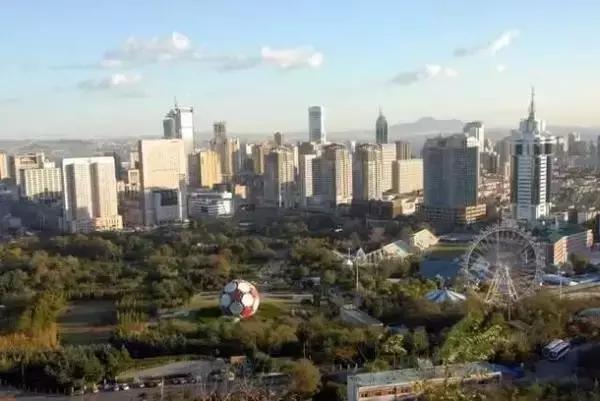 大连劳动公园的大足球有什么奥秘,劳动公园大足球在哪个门