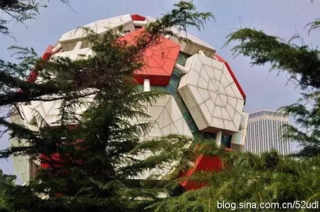 大连劳动公园的大足球有什么奥秘,劳动公园大足球在哪个门