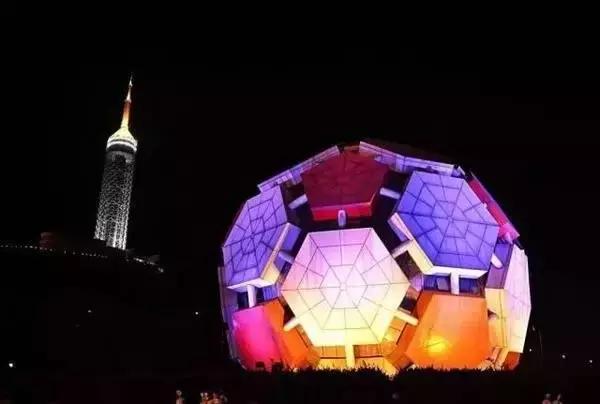 大连劳动公园的大足球有什么奥秘,劳动公园大足球在哪个门