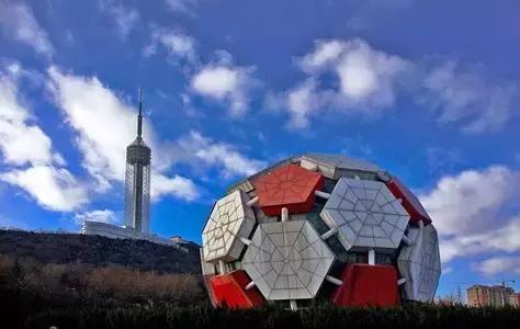 大连劳动公园的大足球有什么奥秘,劳动公园大足球在哪个门