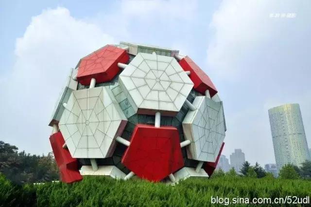 大连劳动公园的大足球有什么奥秘,劳动公园大足球在哪个门